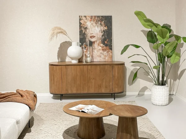 Buffet tendance au look chic, à l'allure élégante. Côtés arrondis et portes battantes, lattes en bois.