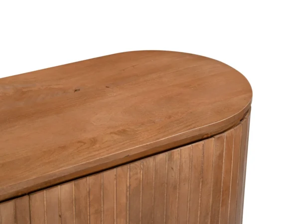 Buffet tendance au look chic, à l'allure élégante. Côtés arrondis et portes battantes, lattes en bois.