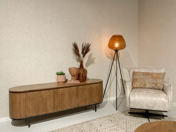 Trendiger TV-Schrank mit schickem, stilvollem Look. Dieser trendige TV-Schrank hat abgerundete Seiten und Holzlatten.
