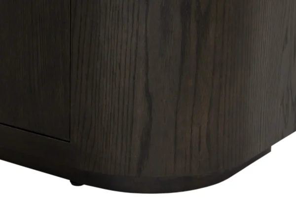 Trendiges, dunkelbraunes Sideboard in raffinierter Eichenoptik. Abgerundete Linien und Eichenoptik in dunkelbrauner Farbe.