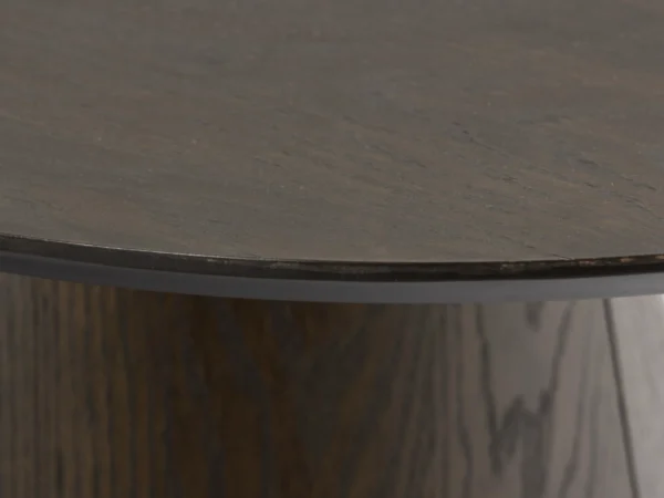 Trendy donkerbruine salontafel met een verfijnde, eikenhouten uitstraling. Deze tafel is uitgevoerd met een ovaal houten blad en ovale onderstel.