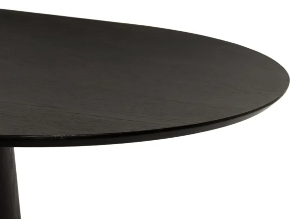 Table de salle à manger tendance en marron foncé avec un aspect chêne raffiné. Cette table moderne est dotée d'un plateau ovale en bois.