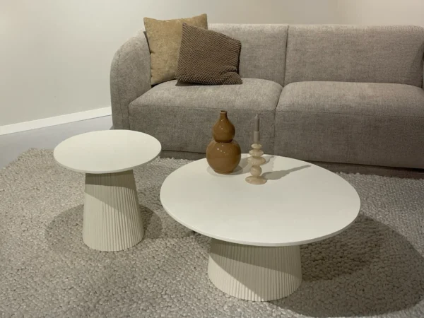 Beige bijzettafel met chique, stijlvolle uitstraling. Deze trendy tafel is uitgevoerd met een rond blad, trendy design en  stijlvolle conische poot