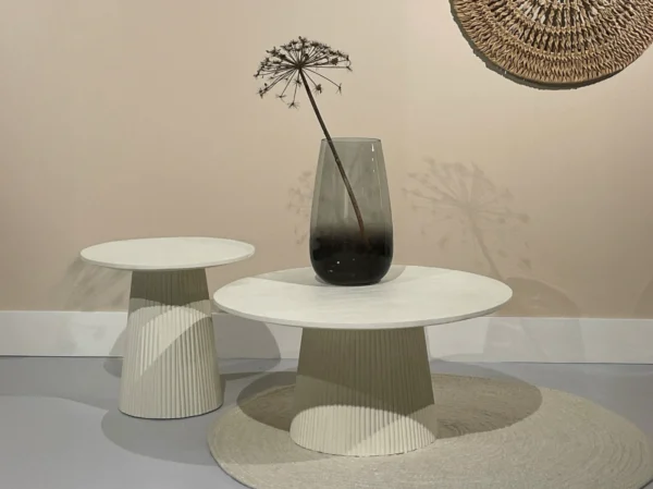 Beige bijzettafel met chique, stijlvolle uitstraling. Deze trendy tafel is uitgevoerd met een rond blad, trendy design en  stijlvolle conische poot