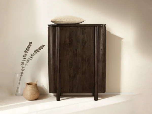 Moderne donkerbruine wandkast met rond design en opvallende poten. Deze houten kast is uitgevoerd met afgeronde zijkanten en draaideuren.
