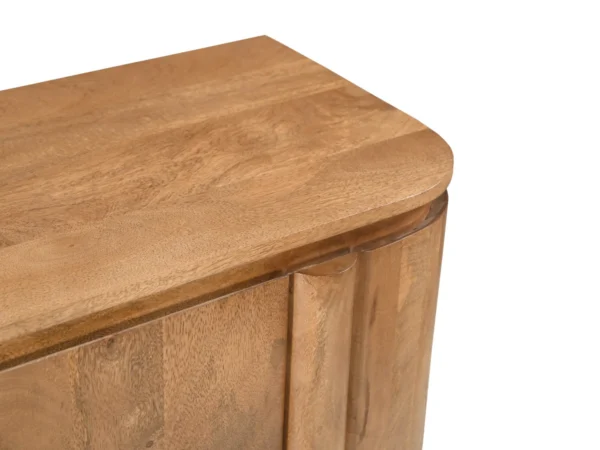 Modern dressoir met rond design en opvallende poten. Dit houten dressoir is uitgevoerd met afgeronde zijkanten en draaideuren.
