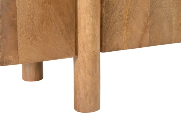 Modern dressoir met rond design en opvallende poten. Dit houten dressoir is uitgevoerd met afgeronde zijkanten en draaideuren.