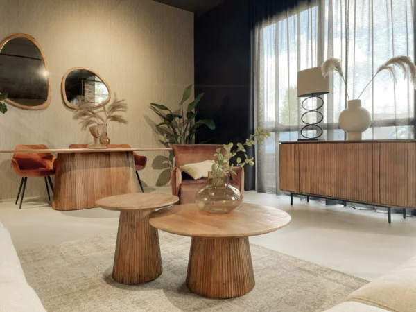 Unieke ronde salontafel met een chique onderstel met latjes. Deze tafel is uitgevoerd met een rond blad, trendy design.