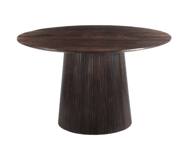 Table de salle à manger ronde de couleur marron foncé avec un piètement chic en lattes. Cette table est dotée d'un plateau rond et d'un design tendance.