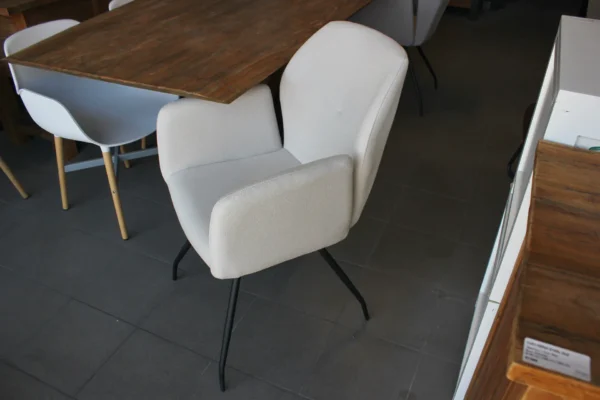 Luxurious & comfortable chair, contemporary Scandinavian look. Sturdy dining chair & durable armchair made from recycled polyester - TEAK2.