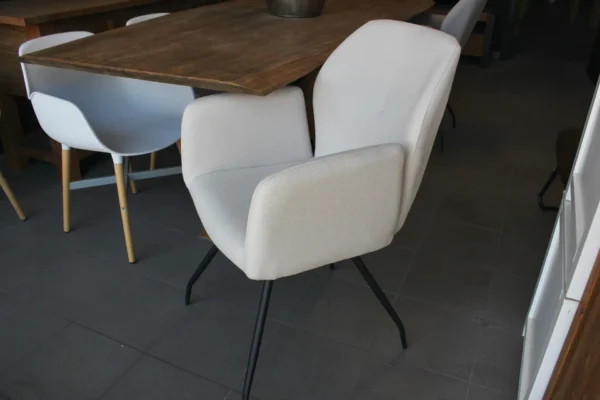 Luxurious & comfortable chair, contemporary Scandinavian look. Sturdy dining chair & durable armchair made from recycled polyester - TEAK2.