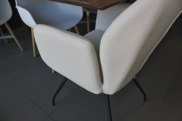 Luxurious & comfortable chair, contemporary Scandinavian look. Sturdy dining chair & durable armchair made from recycled polyester - TEAK2.
