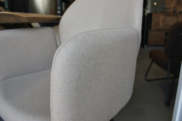 Luxurious & comfortable chair, contemporary Scandinavian look. Sturdy dining chair & durable armchair made from recycled polyester - TEAK2.