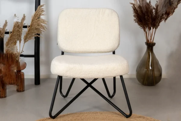 Luxe kleine fauteuil in zachte teddy stof met metaal. Lage design fauteuil, bonte structuur. Lage lounge stoel horeca, kantoor of woonkamer.