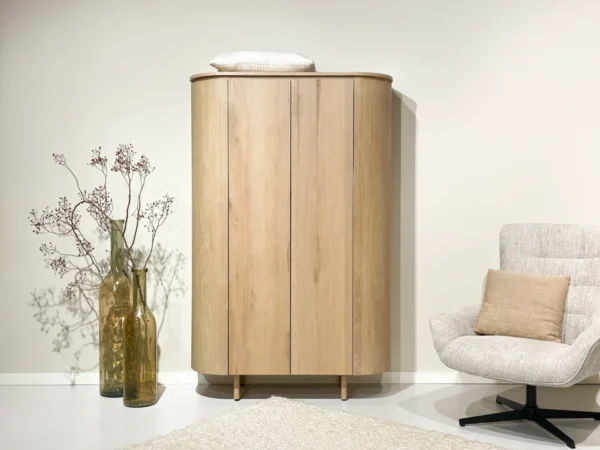 Buffet tendance au look chêne raffiné. Cette armoire moderne présente des côtés arrondis et des portes à charnières.