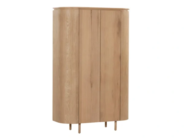 Buffet tendance au look chêne raffiné. Cette armoire moderne présente des côtés arrondis et des portes à charnières.