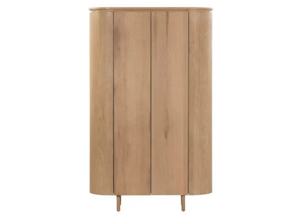 Buffet tendance au look chêne raffiné. Cette armoire moderne présente des côtés arrondis et des portes à charnières.