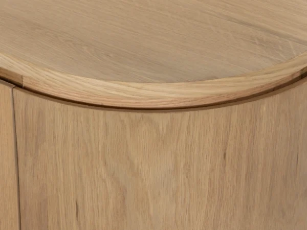 Buffet tendance au look chêne raffiné. Cette armoire moderne présente des côtés arrondis et des portes à charnières.
