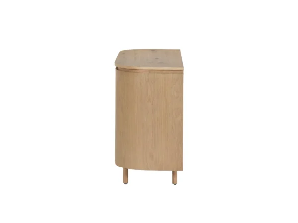 Trendy dressoir met een verfijnde, eikenhouten uitstraling. Dit modern dressoir is uitgevoerd met afgeronde zijkanten en draaideuren.