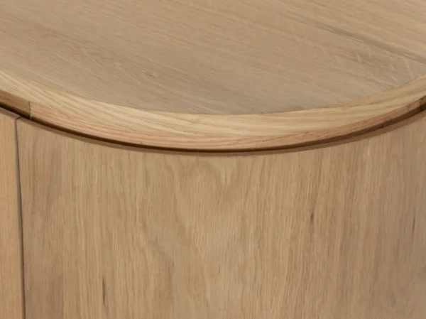 Trendy dressoir met een verfijnde, eikenhouten uitstraling. Dit modern dressoir is uitgevoerd met afgeronde zijkanten en draaideuren.
