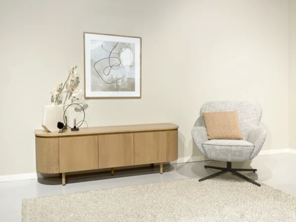 Trendy Tv-meubel met een verfijnde, eikenhouten uitstraling. Dit Tv-meubel typeert zich door het afgerond lijnenspel en eikenhouten look.