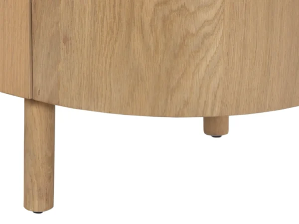 Trendy Tv-meubel met een verfijnde, eikenhouten uitstraling. Dit Tv-meubel typeert zich door het afgerond lijnenspel en eikenhouten look.