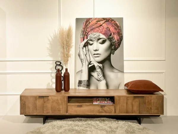 Industrieller TV-Schrank mit minimalistischen Flügeltüren und Metall. Dieser industrielle TV-Schrank hat einen minimalistischen Stil und schlanke Türen.